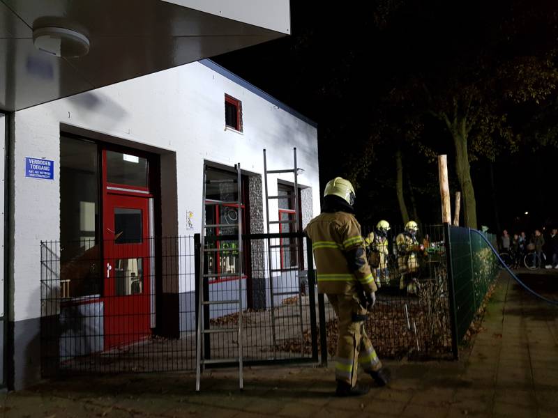 Flinke brand in container naast basisschool
