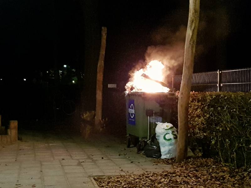 Flinke brand in container naast basisschool