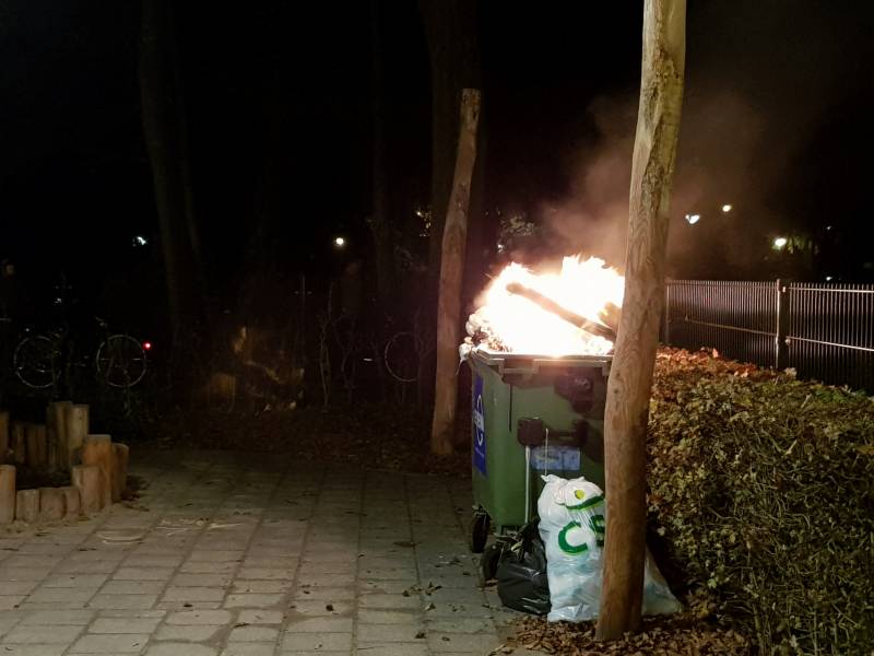 Flinke brand in container naast basisschool