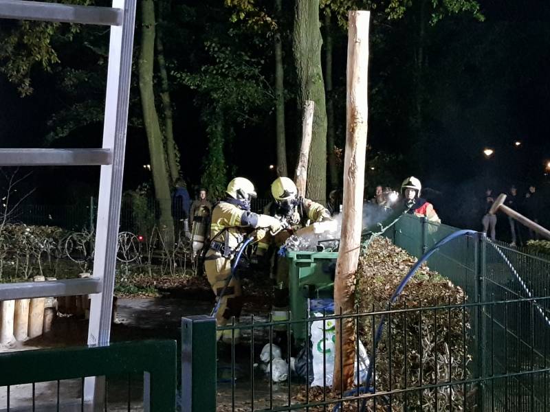 Flinke brand in container naast basisschool