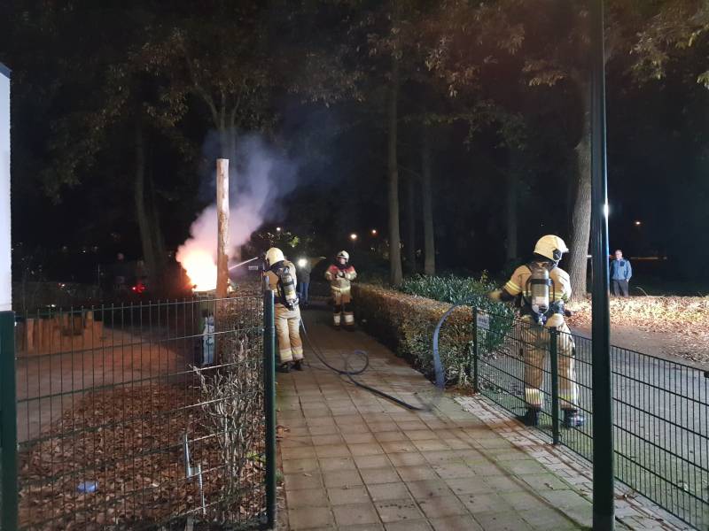 Flinke brand in container naast basisschool