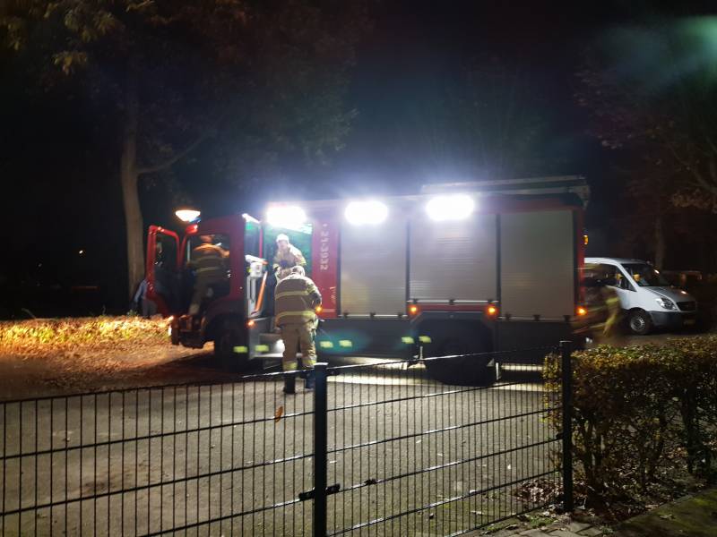 Flinke brand in container naast basisschool
