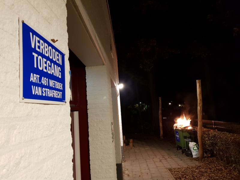 Flinke brand in container naast basisschool