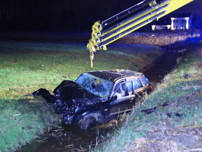 Bestuurder gewond na crash in sloot