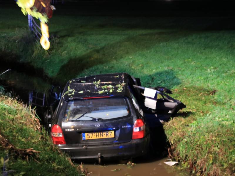 Bestuurder gewond na crash in sloot