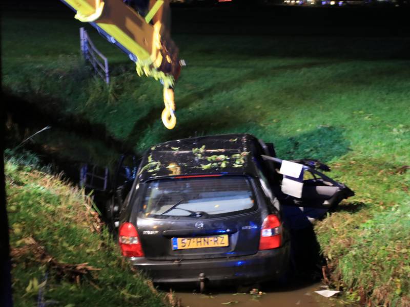 Bestuurder gewond na crash in sloot