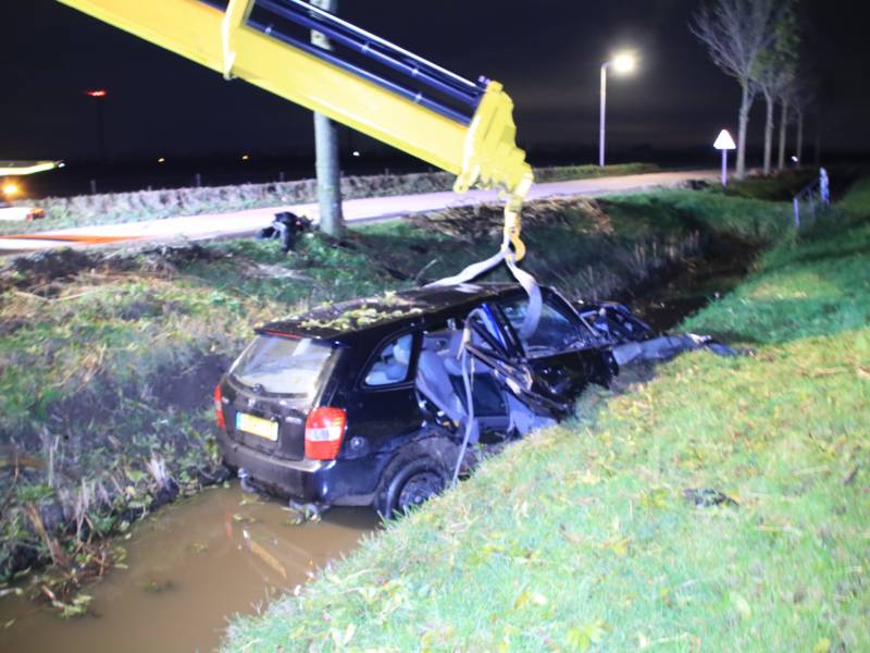 Bestuurder gewond na crash in sloot