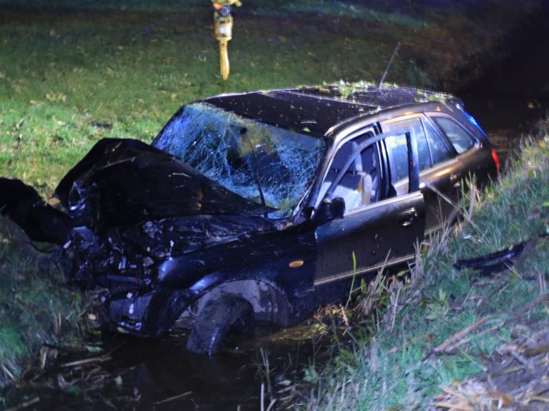 Bestuurder gewond na crash in sloot