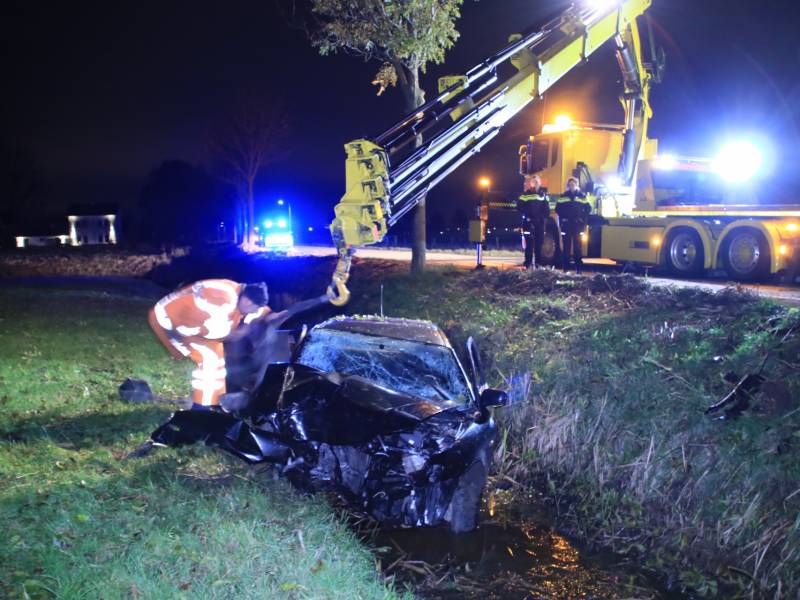 Bestuurder gewond na crash in sloot