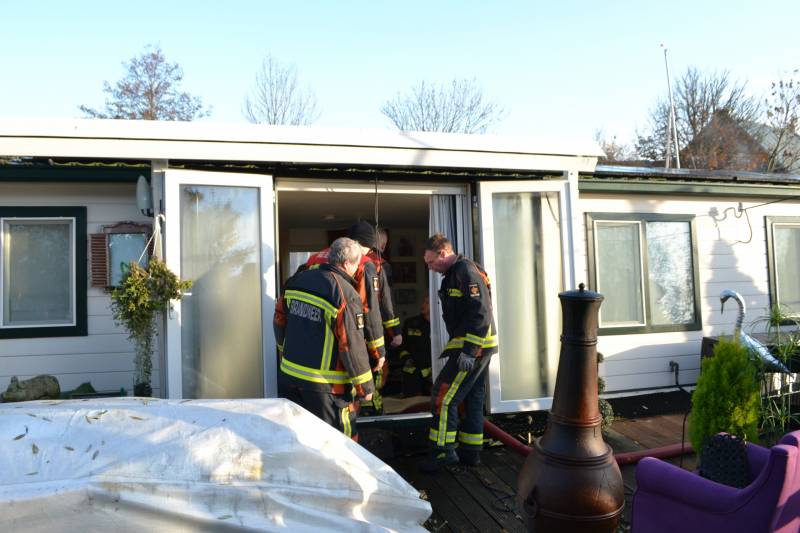 Woonboot loopt vol met water na lek