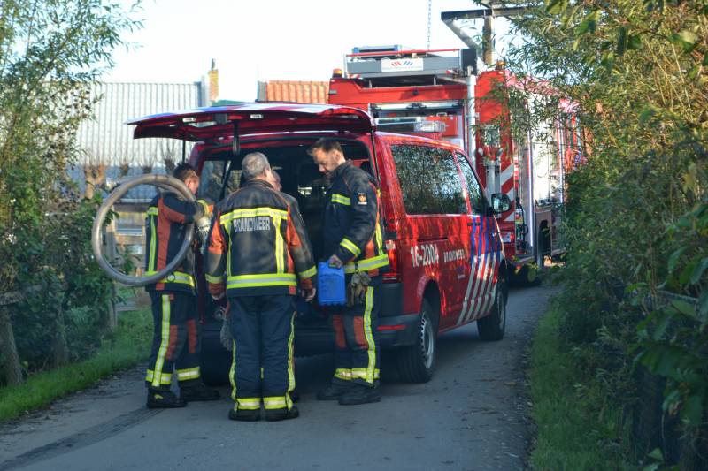 Woonboot loopt vol met water na lek