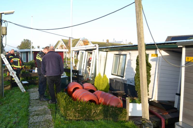 Woonboot loopt vol met water na lek