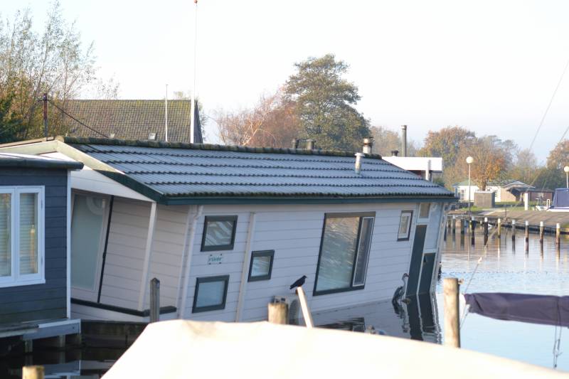 Woonboot loopt vol met water na lek