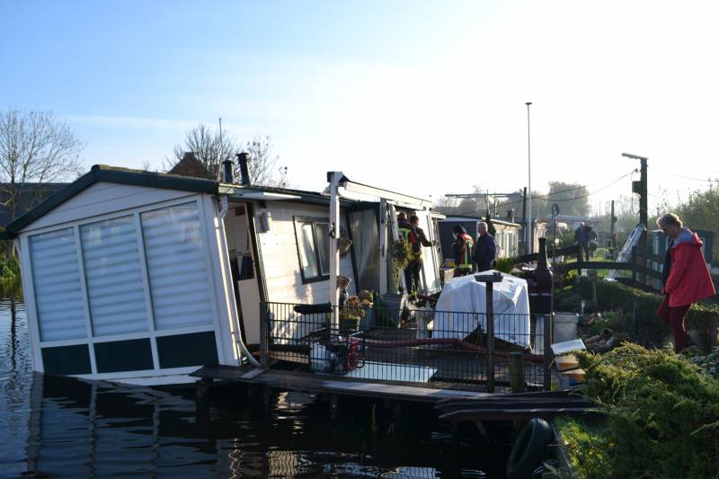 Woonboot loopt vol met water na lek