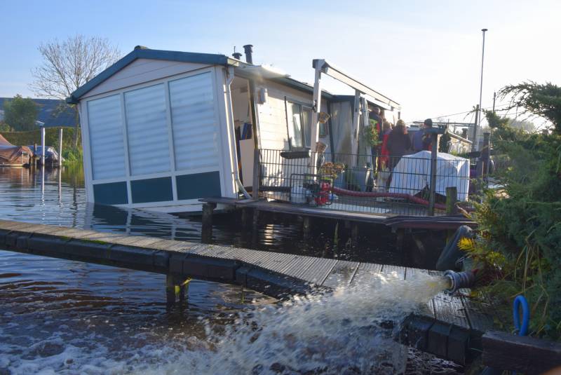 Woonboot loopt vol met water na lek