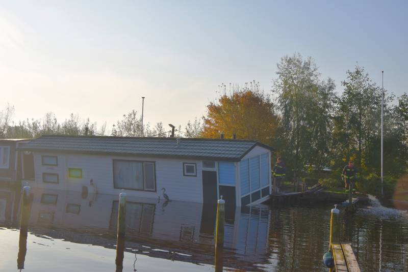 Woonboot loopt vol met water na lek
