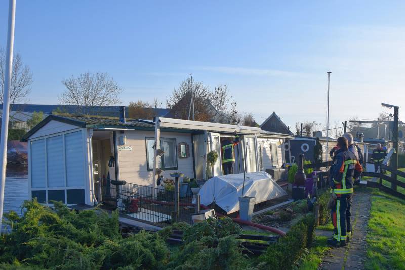 Woonboot loopt vol met water na lek