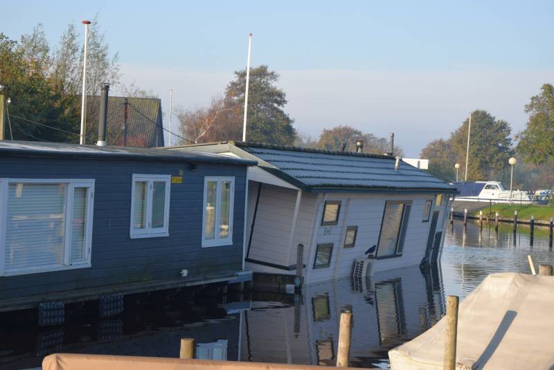 Woonboot loopt vol met water na lek