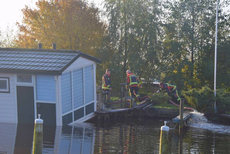 Woonboot loopt vol met water na lek