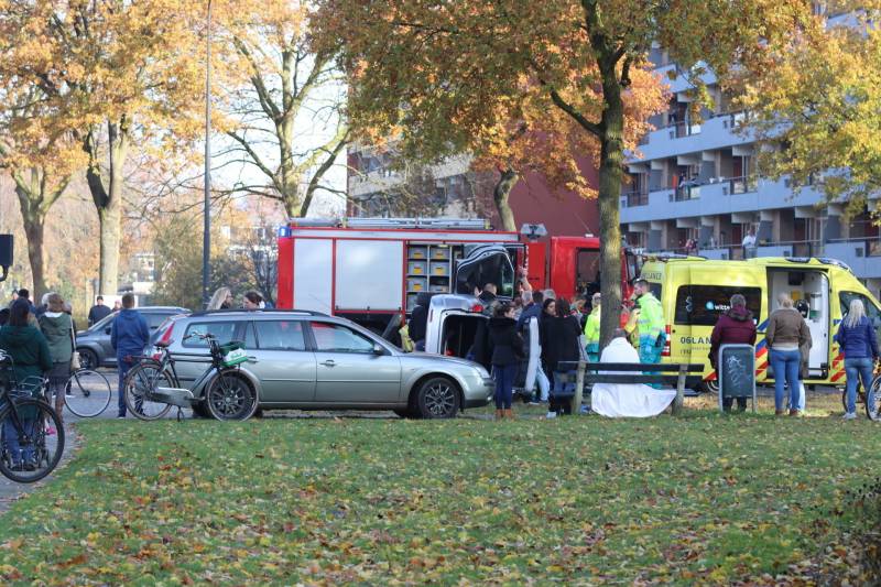 Auto belandt op zijkant na aanrijding