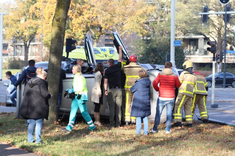 Auto belandt op zijkant na aanrijding