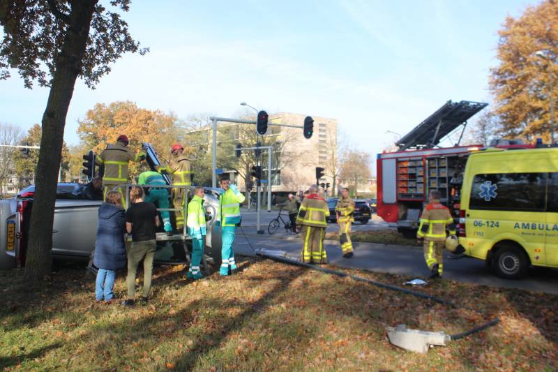 Auto belandt op zijkant na aanrijding