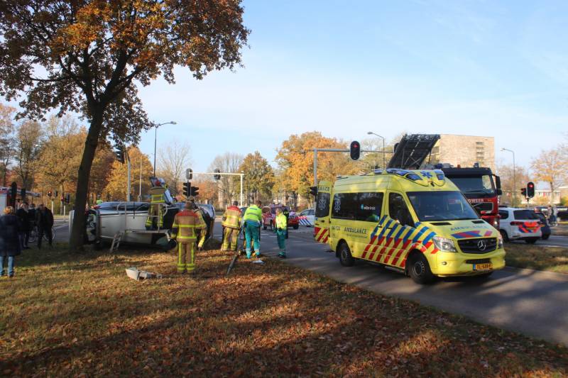 Auto belandt op zijkant na aanrijding