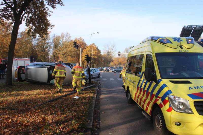 Auto belandt op zijkant na aanrijding