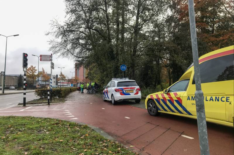 Groep fietsers botsen op elkaar