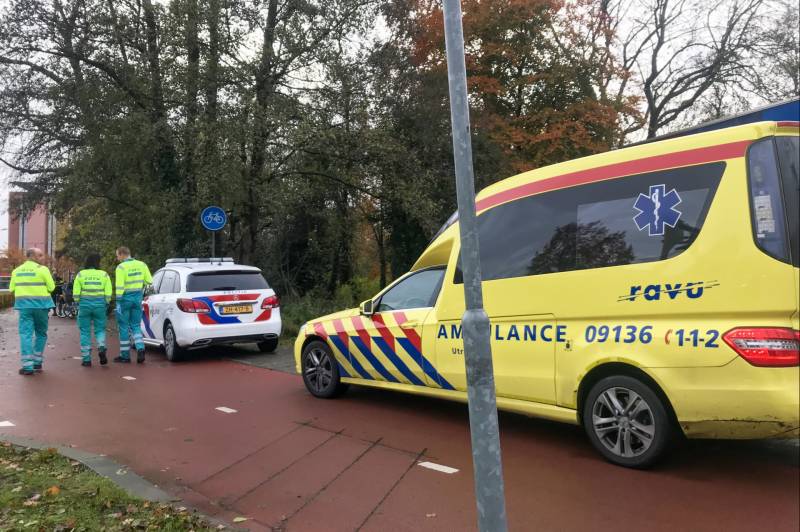 Groep fietsers botsen op elkaar