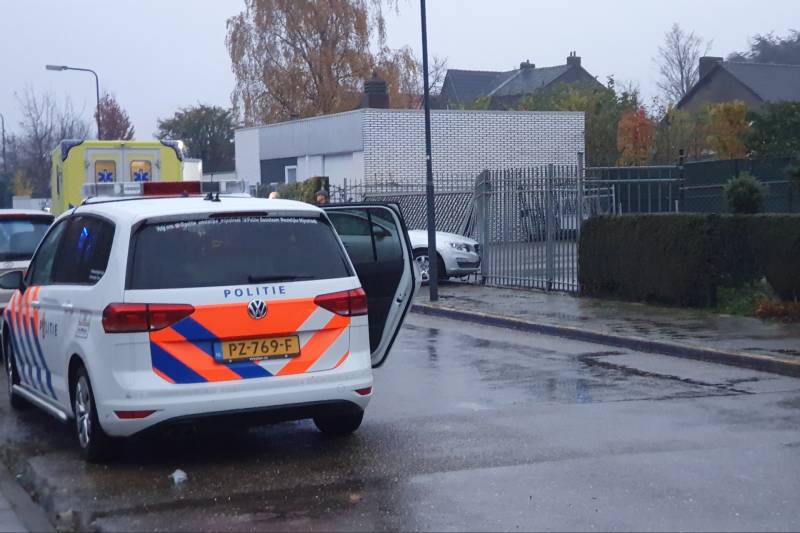 Automobilist gewond na botsing tegen hek