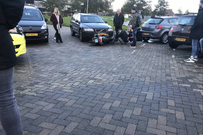 Scooterrijder botst frontaal met auto