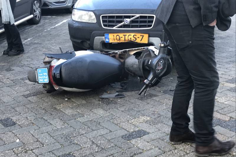 Scooterrijder botst frontaal met auto