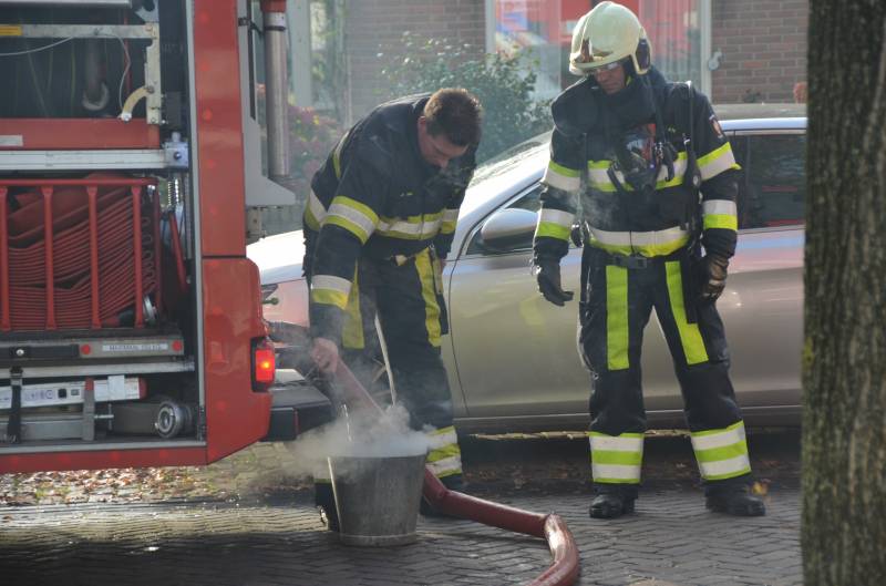 Brand in schoorsteen slaat door na dak