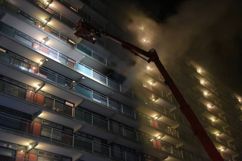Grote uitslaande brand in flatwoning