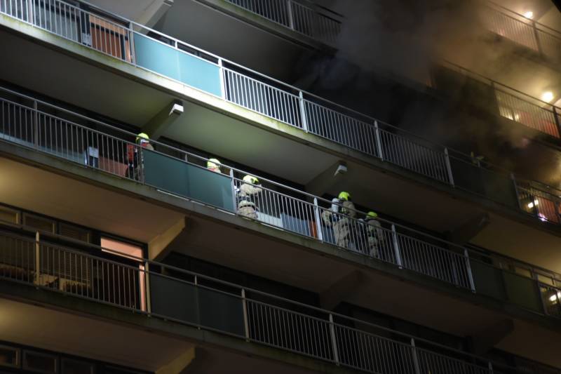 Grote uitslaande brand in flatwoning