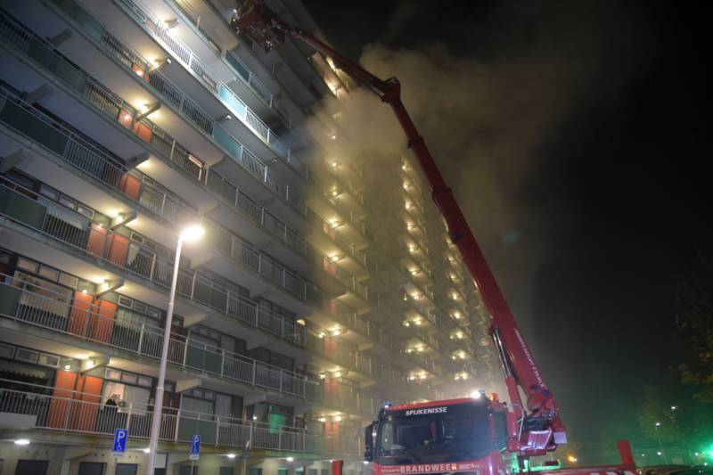 Grote uitslaande brand in flatwoning