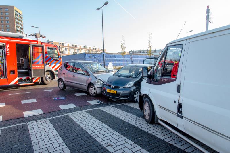 Vijf gewonden na aanrijding met drie voertuigen