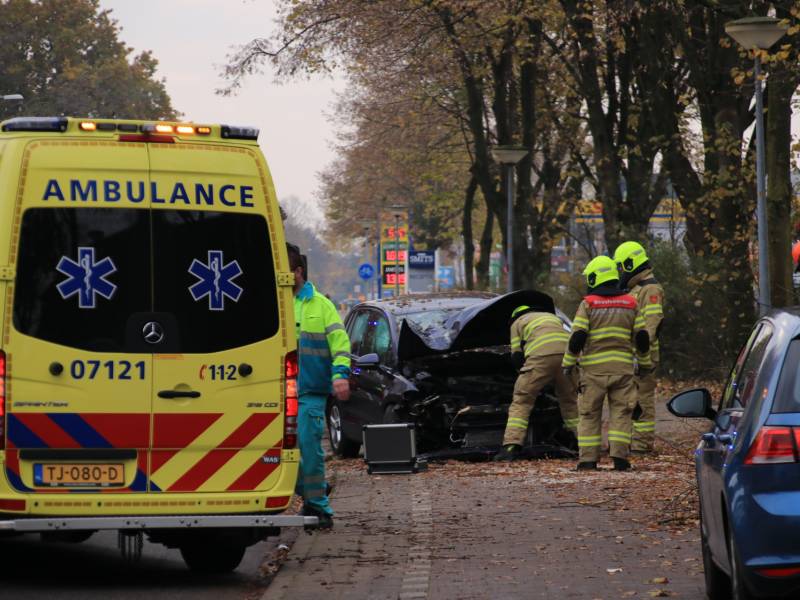 Auto knalt op boom