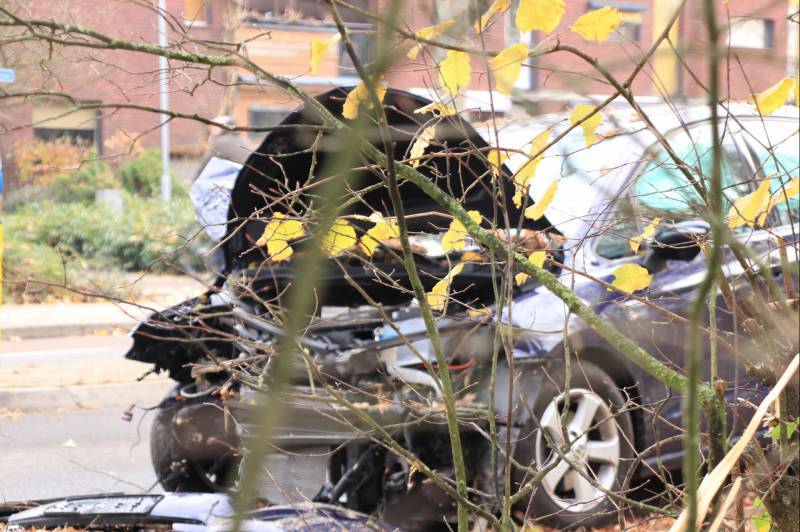 Auto knalt op boom