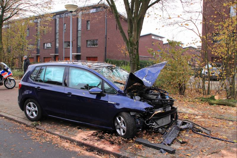 Auto knalt op boom