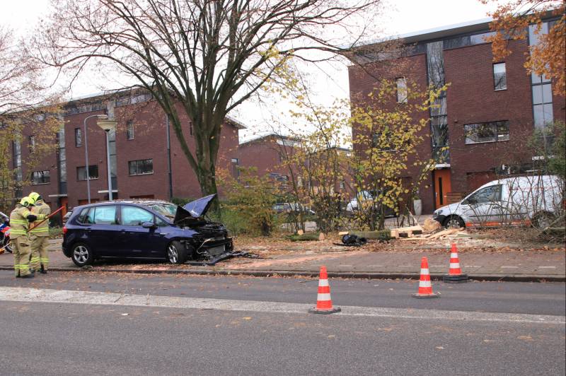 Auto knalt op boom