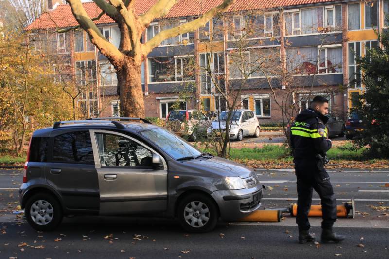 Verkeersborden tegen de vlakte, bestuurster met de schrik vrij