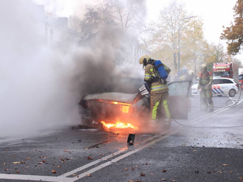 Auto vliegt spontaan in brand voor verkeerslichten