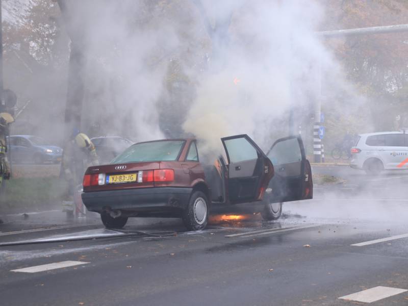 Auto vliegt spontaan in brand voor verkeerslichten