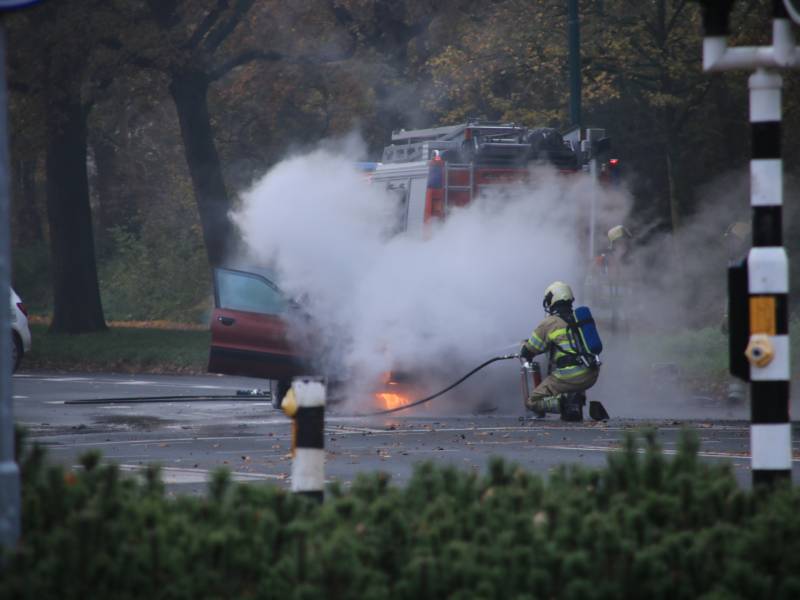 Auto vliegt spontaan in brand voor verkeerslichten