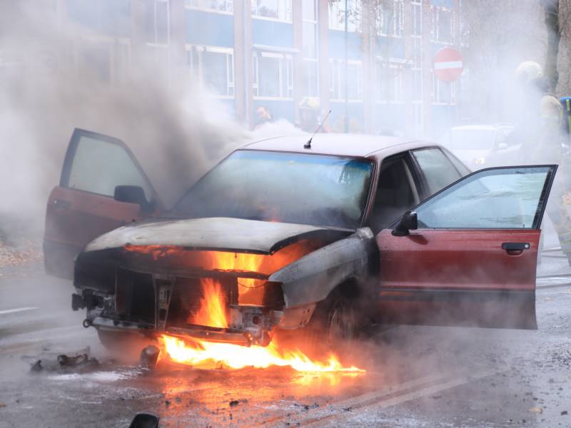 Auto vliegt spontaan in brand voor verkeerslichten