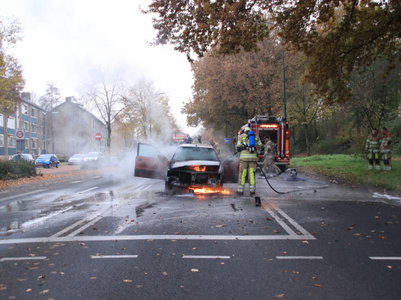 Auto vliegt spontaan in brand voor verkeerslichten