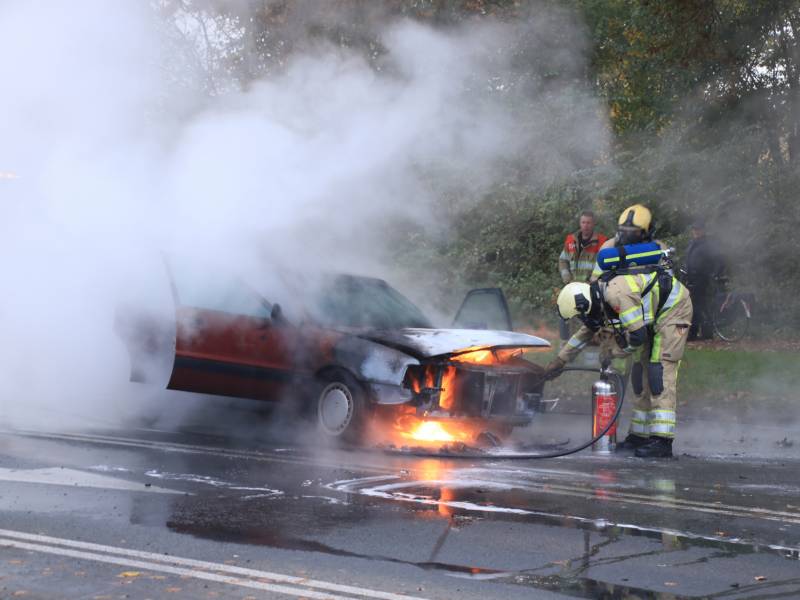 Auto vliegt spontaan in brand voor verkeerslichten