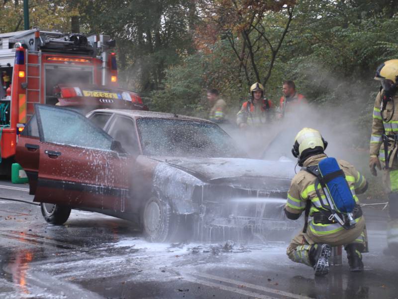 Auto vliegt spontaan in brand voor verkeerslichten